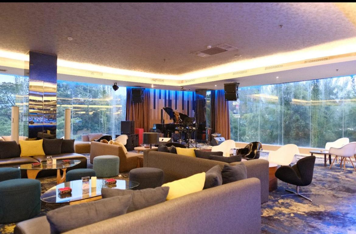 The Premiere Hotel Pekanbaru - Housity