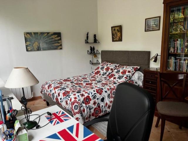 Charming independent guest house - spacious studio with terrace and garden, 25 minutes from Paris - Housity