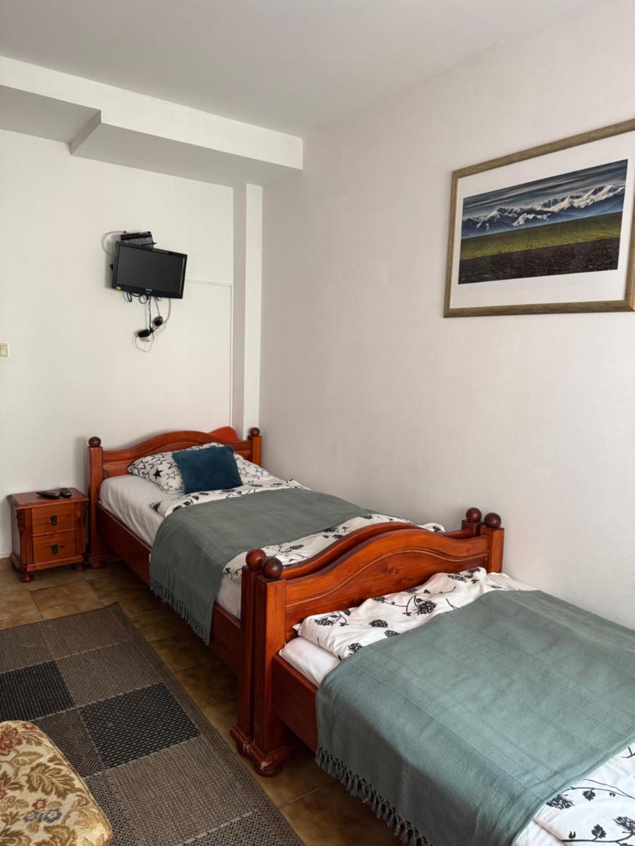 2- posteľová izba s kúpeľňou EMKA v PENZION TRSTENÁ - Housity