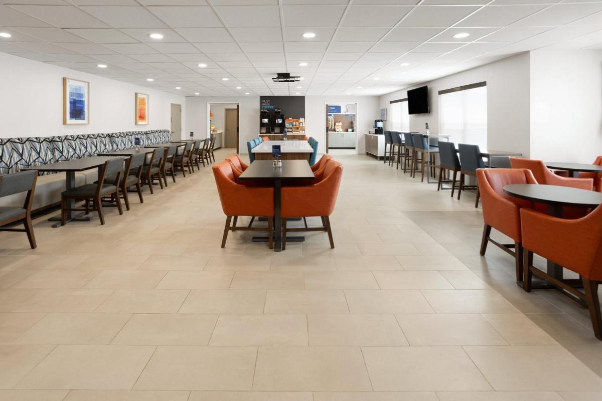 Holiday Inn Express & Suites Wyomissing, an IHG Hotel - Housity