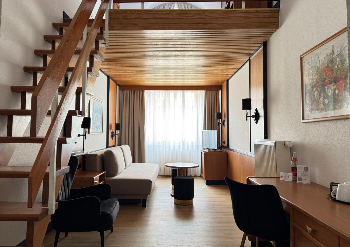 Hotel Goldener Hirsch - Housity