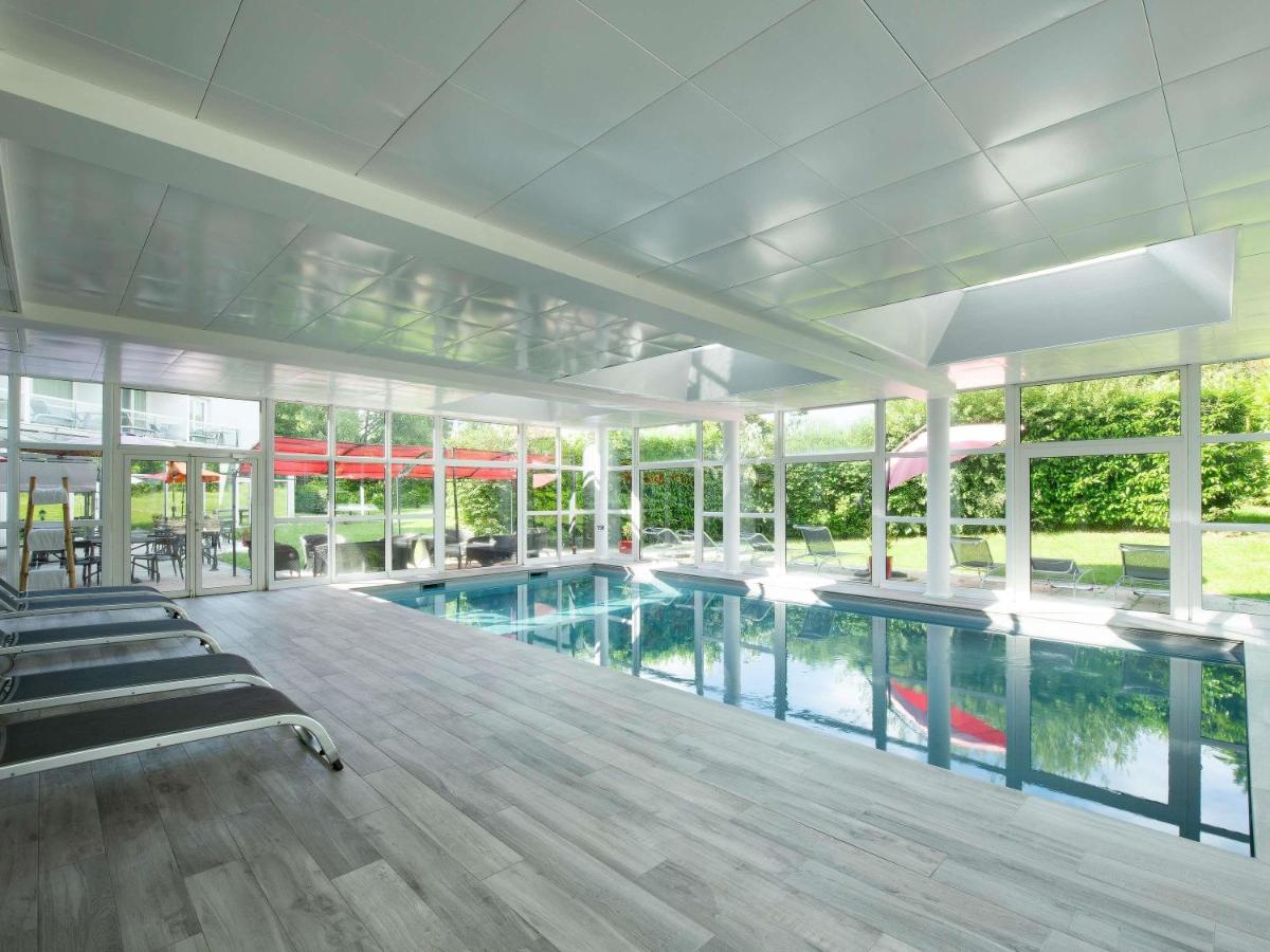 Piscine de l'établissement Novotel Senart Golf De Greenparc ou située à proximité