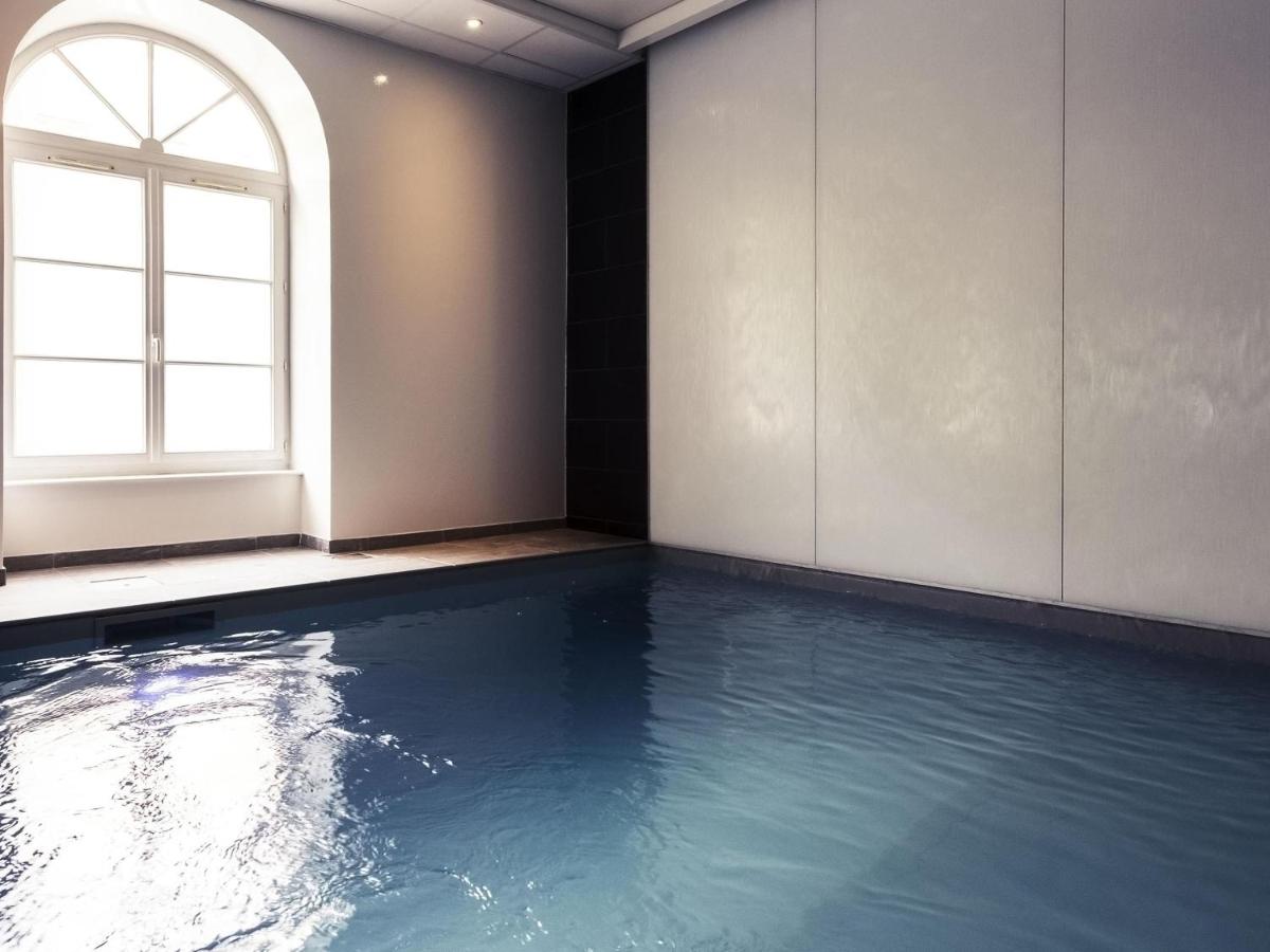 Piscine de l'établissement Mercure Saint Nectaire - Spa & Bien-Être ou située à proximité