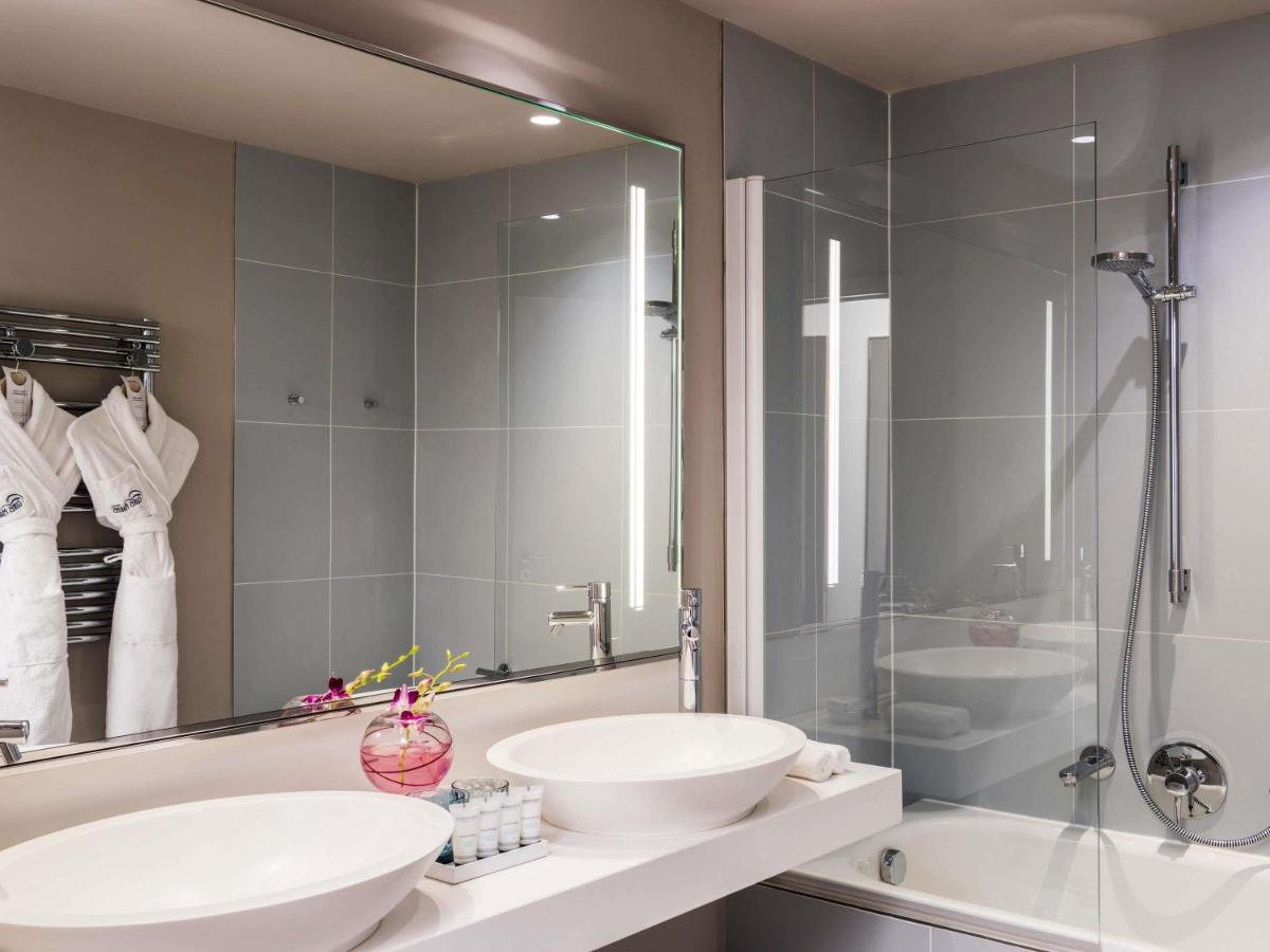 Salle de bains dans l'établissement Cures Marines Hotel Thalasso & Spa Trouville - MGallery Collection