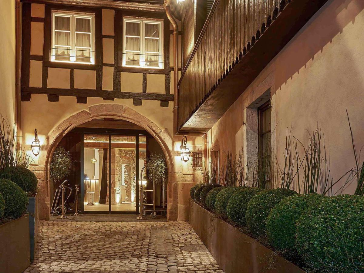 une entrée d'un bâtiment avec une passerelle en pierre dans l'établissement 5 Terres Hotel & Spa - MGallery Collection, à Barr