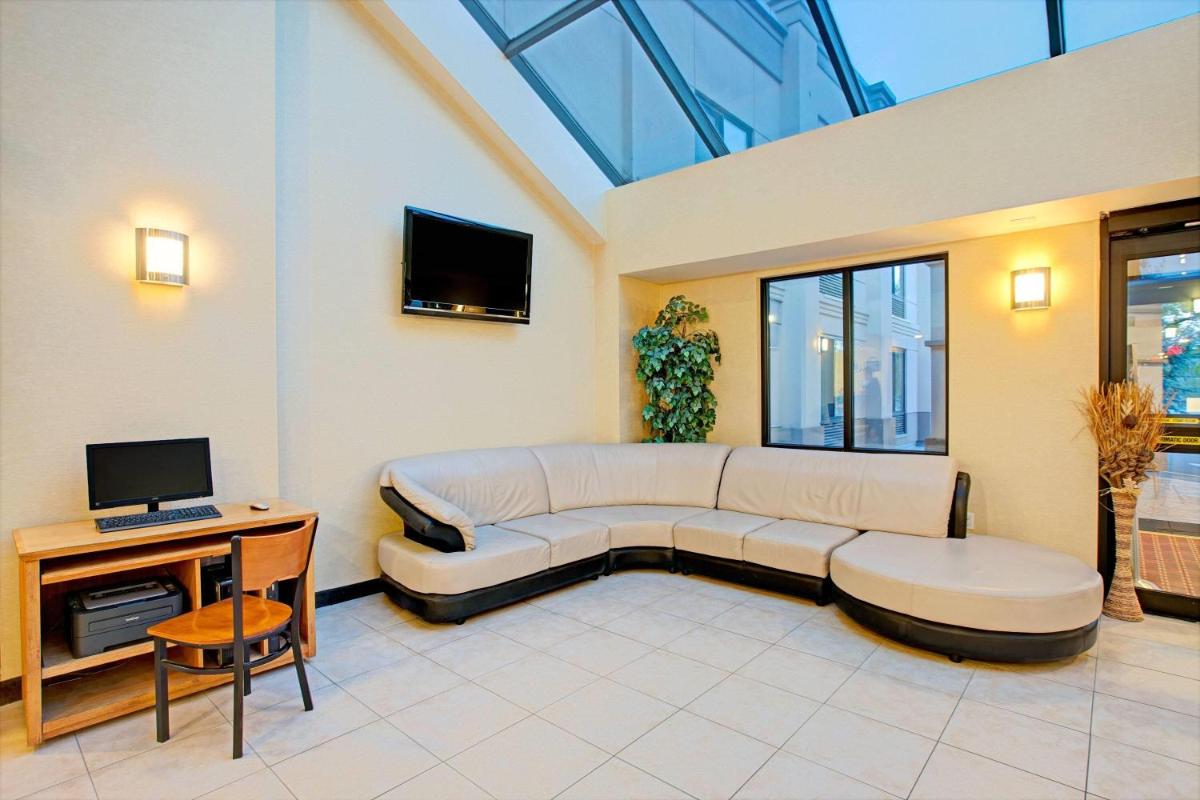 Days Inn by Wyndham Parsippany - Housity