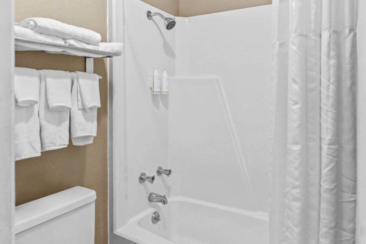 Super 8 by Wyndham Columbia/Ft. Jackson SC - Housity
