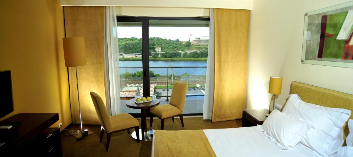 Uma cama ou camas num quarto em Vila Gale Coimbra