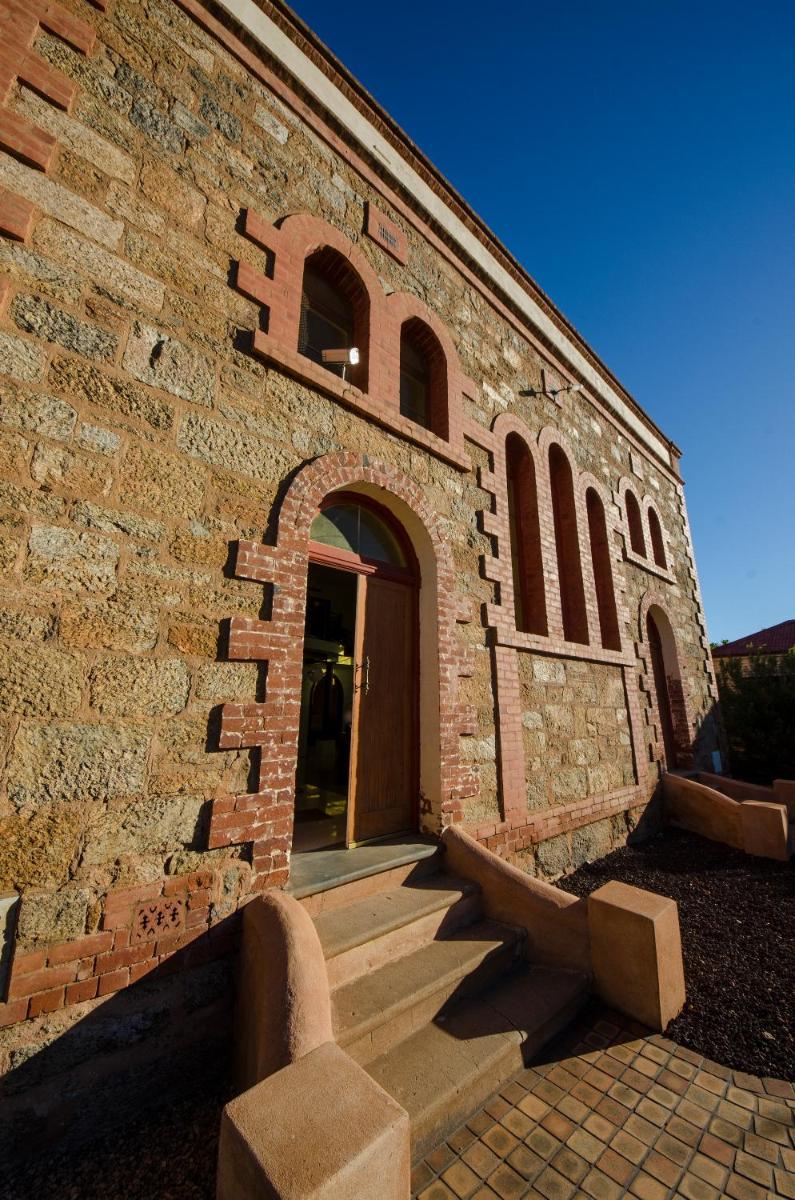 Suitetrails - Broken Hill Outback Church Stay