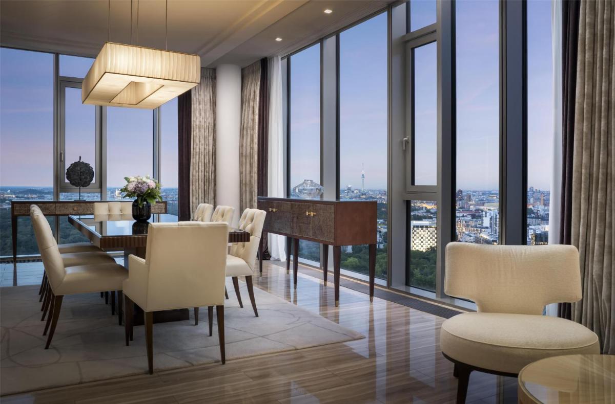 Ein Sitzbereich in der Unterkunft Waldorf Astoria Berlin