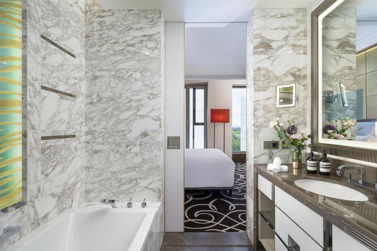 Ein Badezimmer in der Unterkunft Waldorf Astoria Berlin