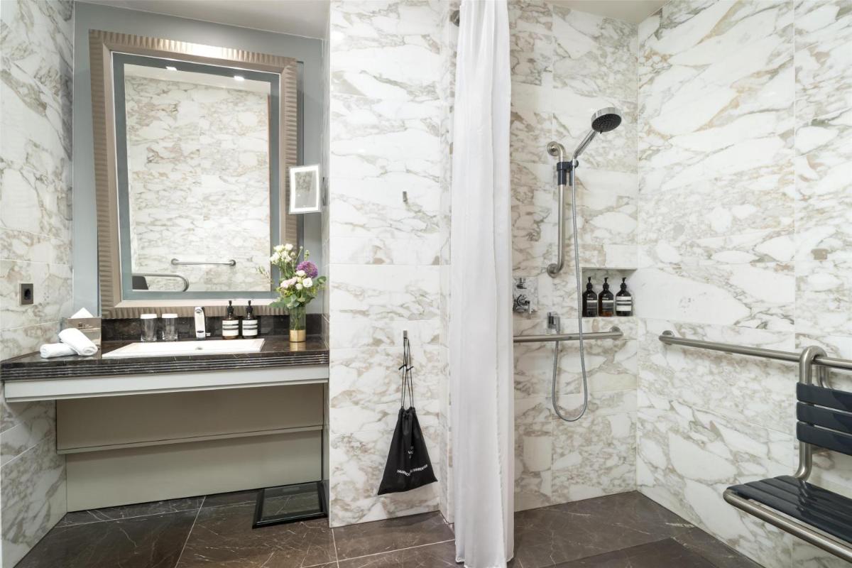 Ein Badezimmer in der Unterkunft Waldorf Astoria Berlin