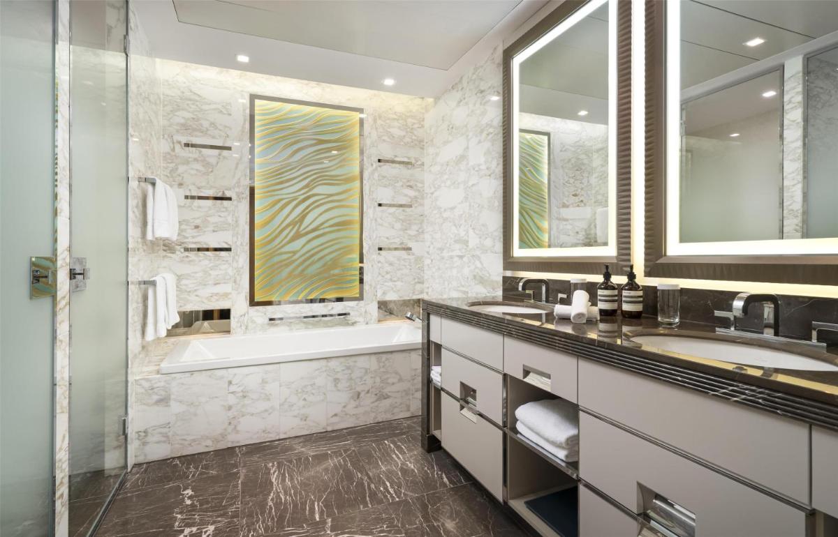 Ein Badezimmer in der Unterkunft Waldorf Astoria Berlin
