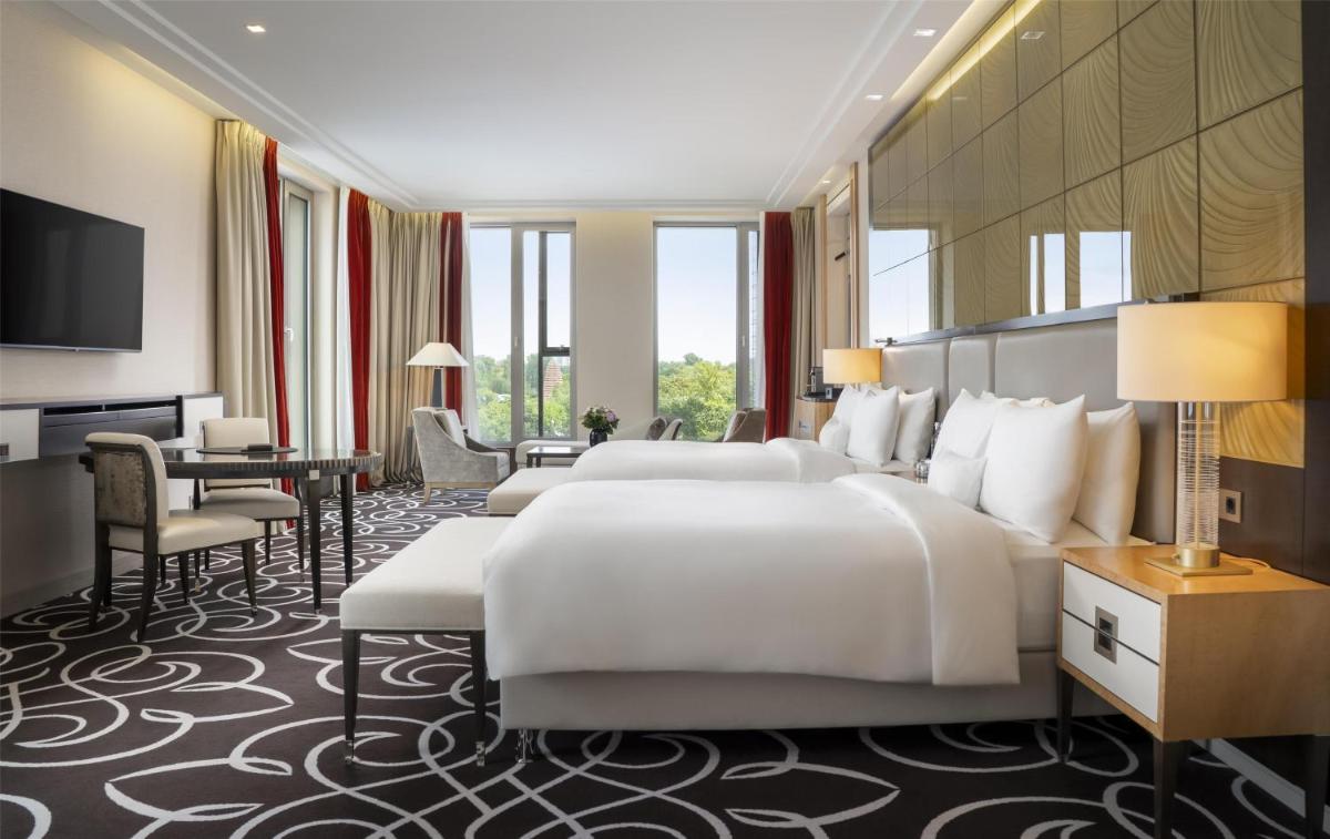 Ein Bett oder Betten in einem Zimmer der Unterkunft Waldorf Astoria Berlin