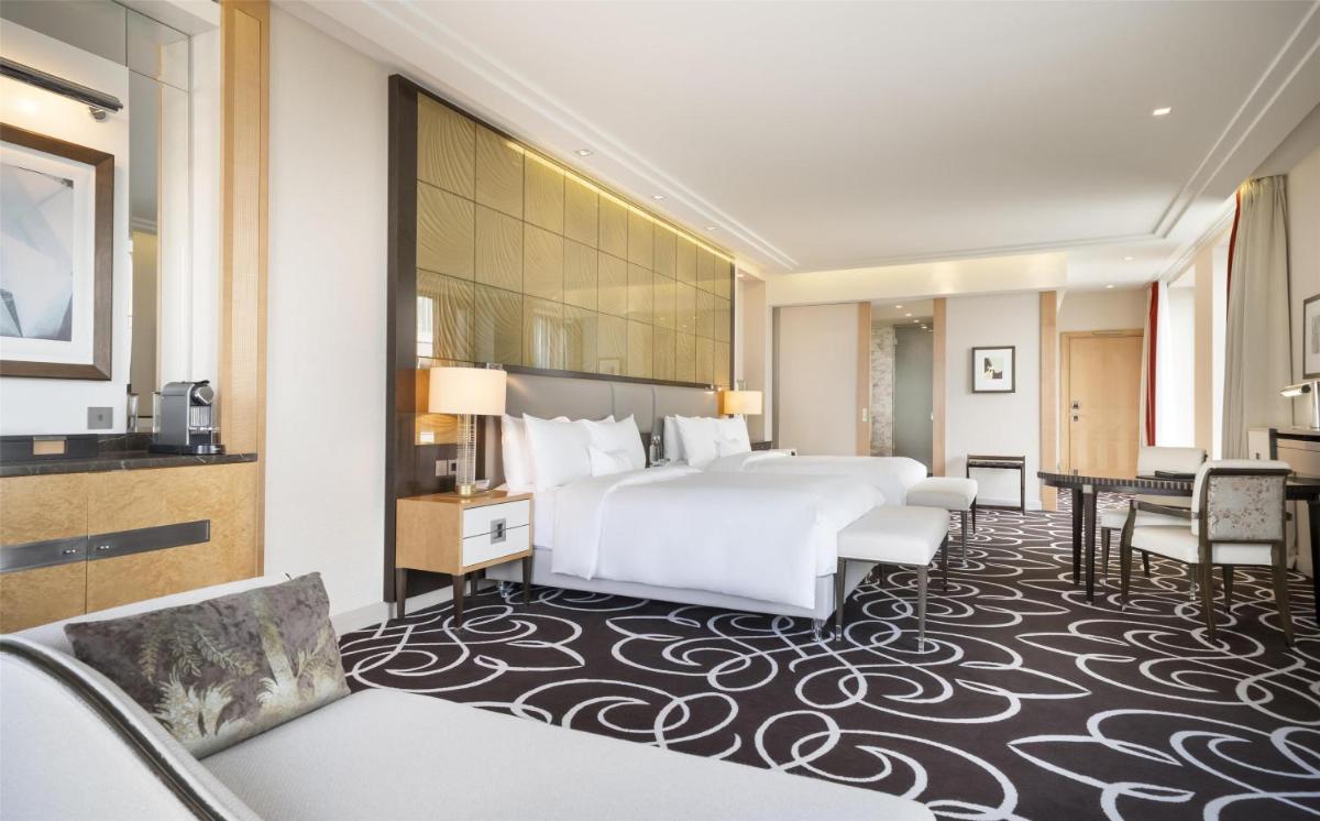 Ein Bett oder Betten in einem Zimmer der Unterkunft Waldorf Astoria Berlin