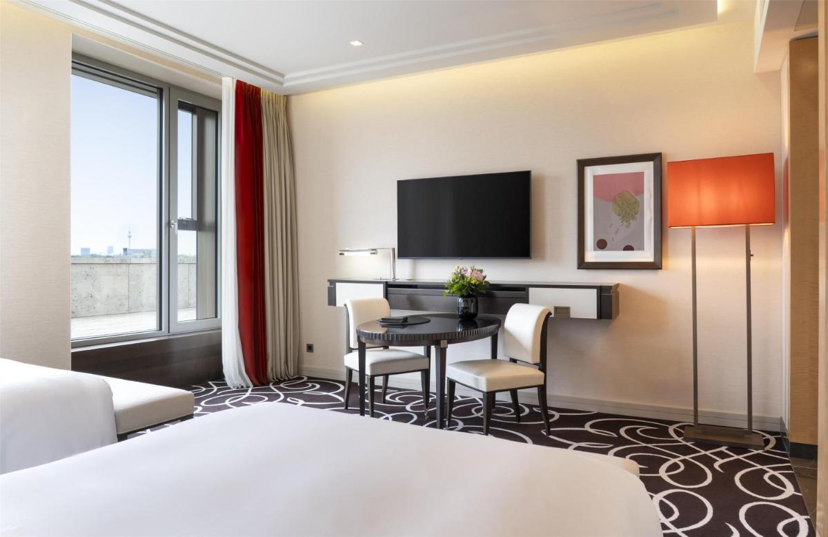 TV/Unterhaltungsangebot in der Unterkunft Waldorf Astoria Berlin