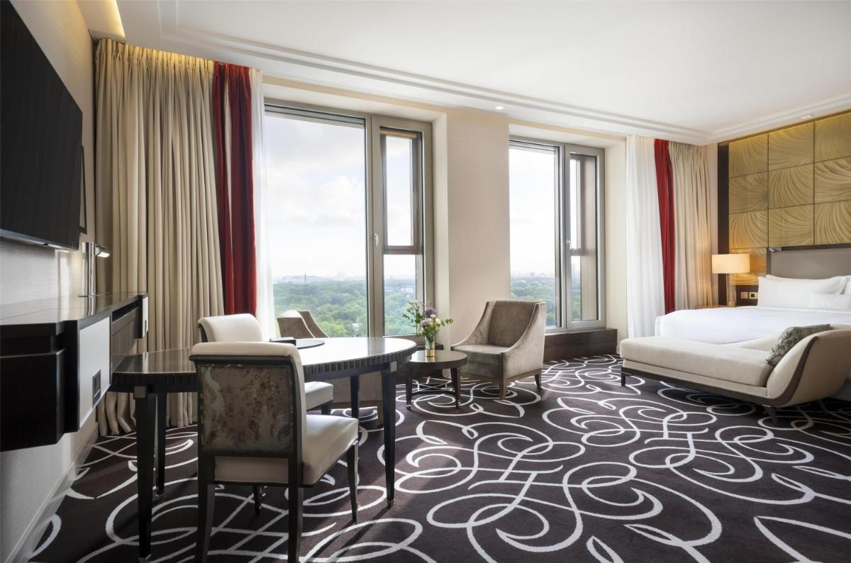 Ein Bett oder Betten in einem Zimmer der Unterkunft Waldorf Astoria Berlin