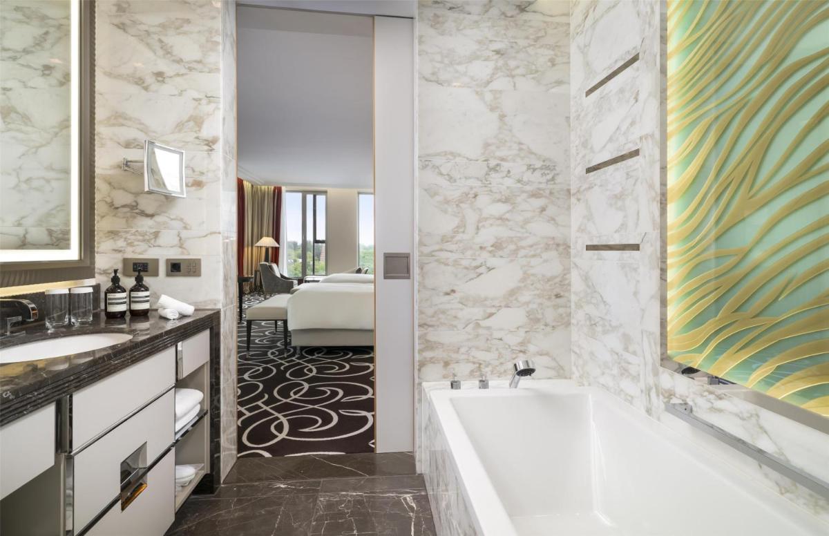 Ein Badezimmer in der Unterkunft Waldorf Astoria Berlin