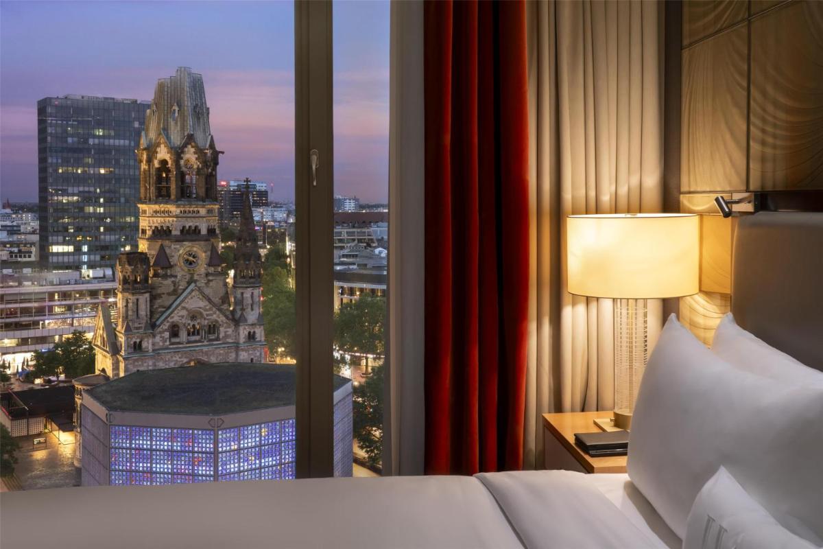 Ein Bett oder Betten in einem Zimmer der Unterkunft Waldorf Astoria Berlin