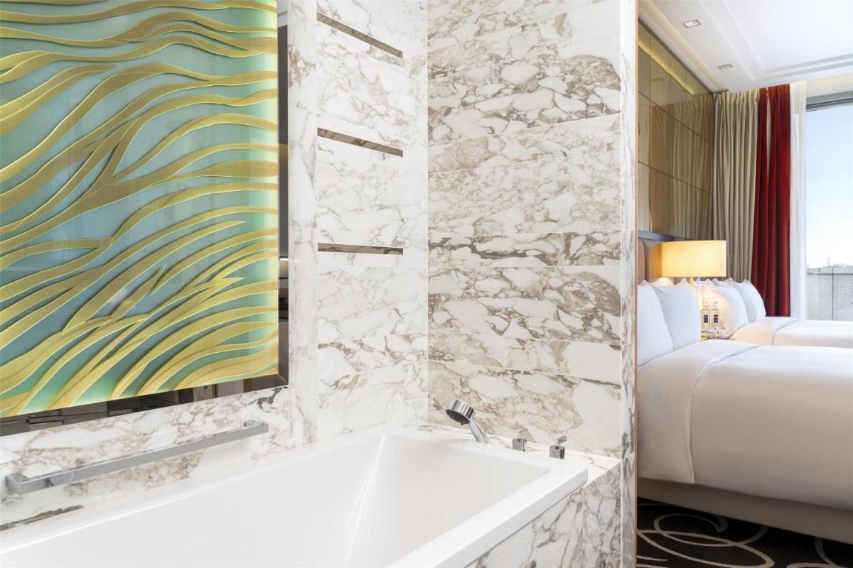 Ein Bett oder Betten in einem Zimmer der Unterkunft Waldorf Astoria Berlin