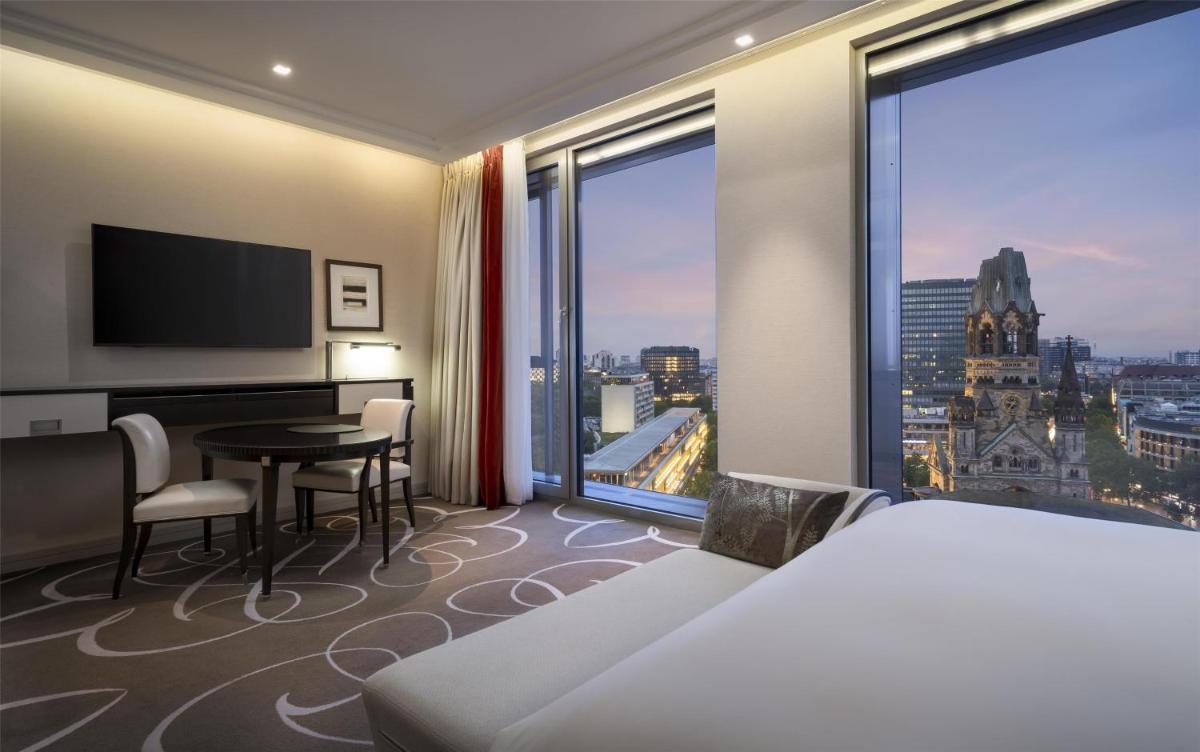 Ein Bett oder Betten in einem Zimmer der Unterkunft Waldorf Astoria Berlin