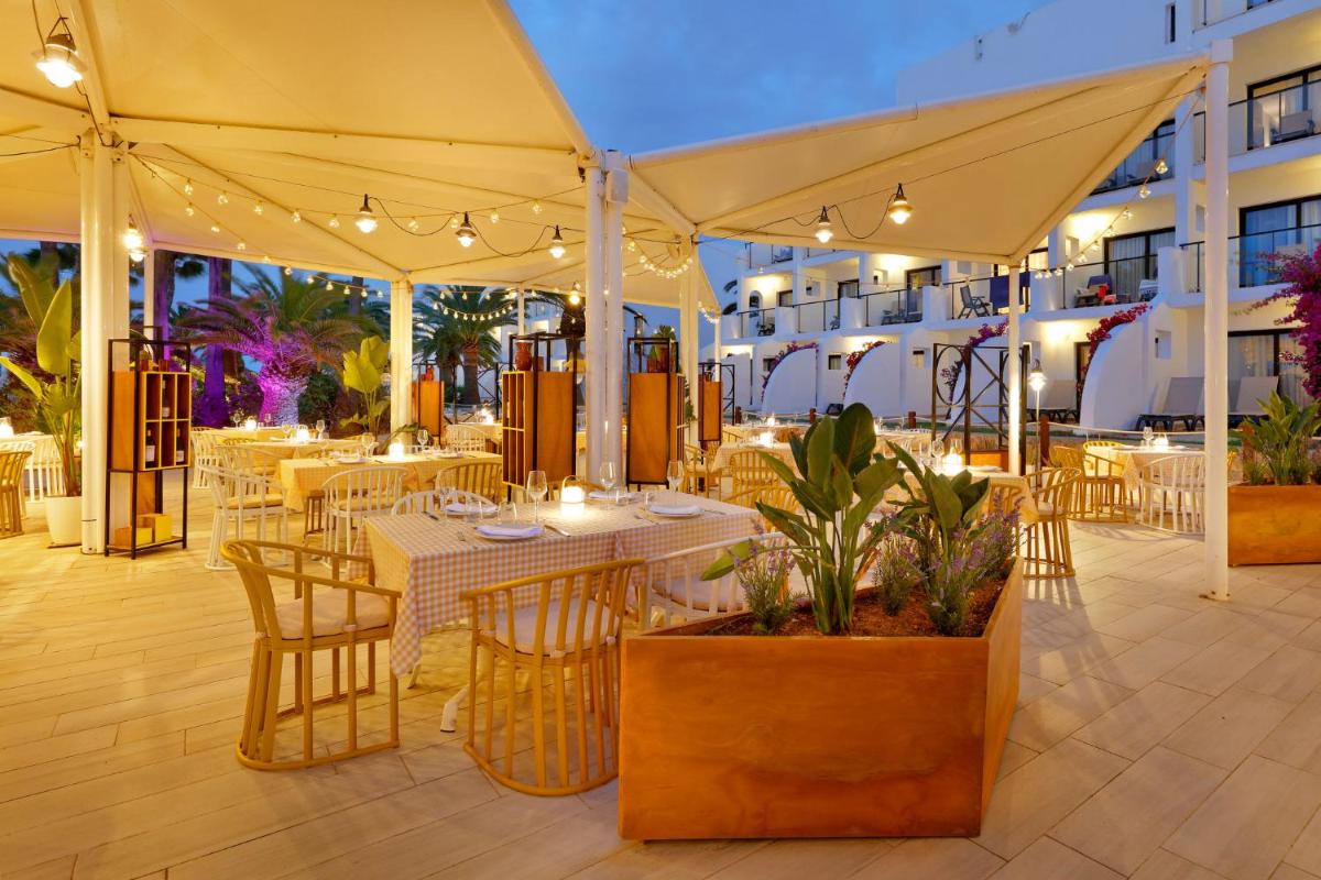 Un restaurante o sitio para comer en Grand Palladium White Island Resort & Spa - All Inclusive