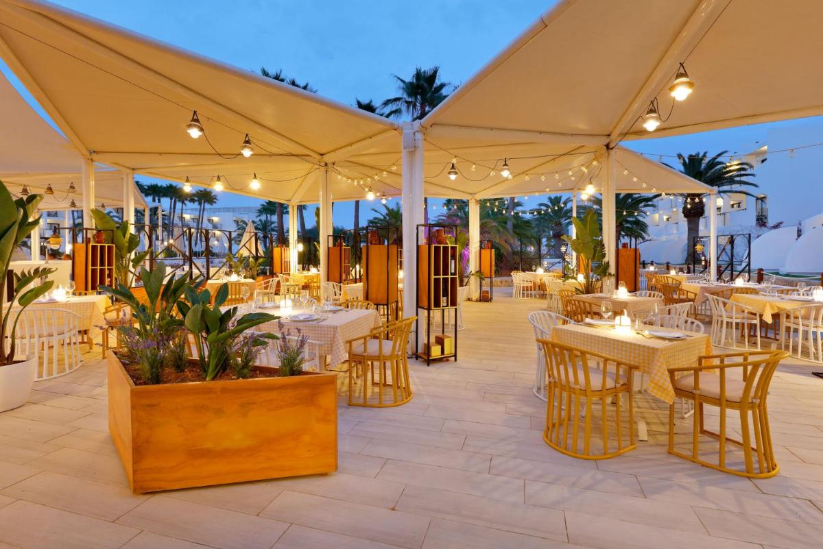 Un restaurante o sitio para comer en Grand Palladium White Island Resort & Spa - All Inclusive