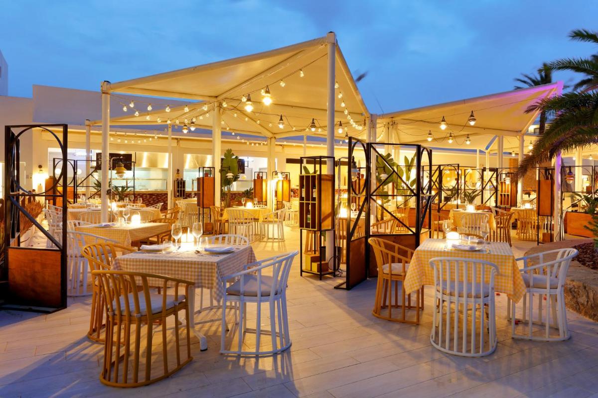 Un restaurante o sitio para comer en Grand Palladium White Island Resort & Spa - All Inclusive