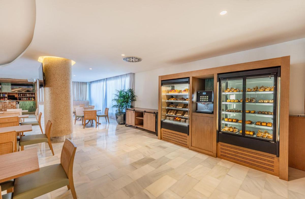 Imagen de la galería de Grand Palladium White Island Resort & Spa - All Inclusive, en Playa d'en Bossa