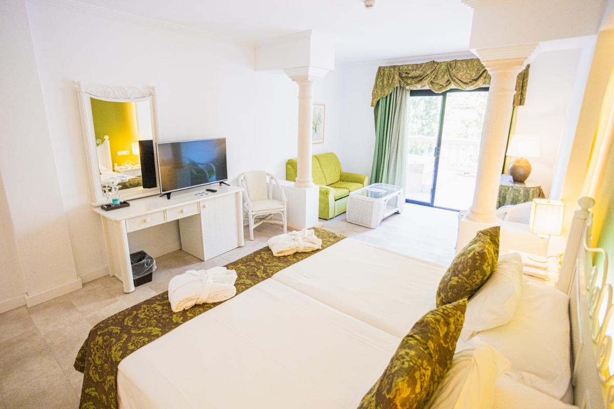 Una televisión o centro de entretenimiento en Lago Garden Apart-Suites & Spa Hotel