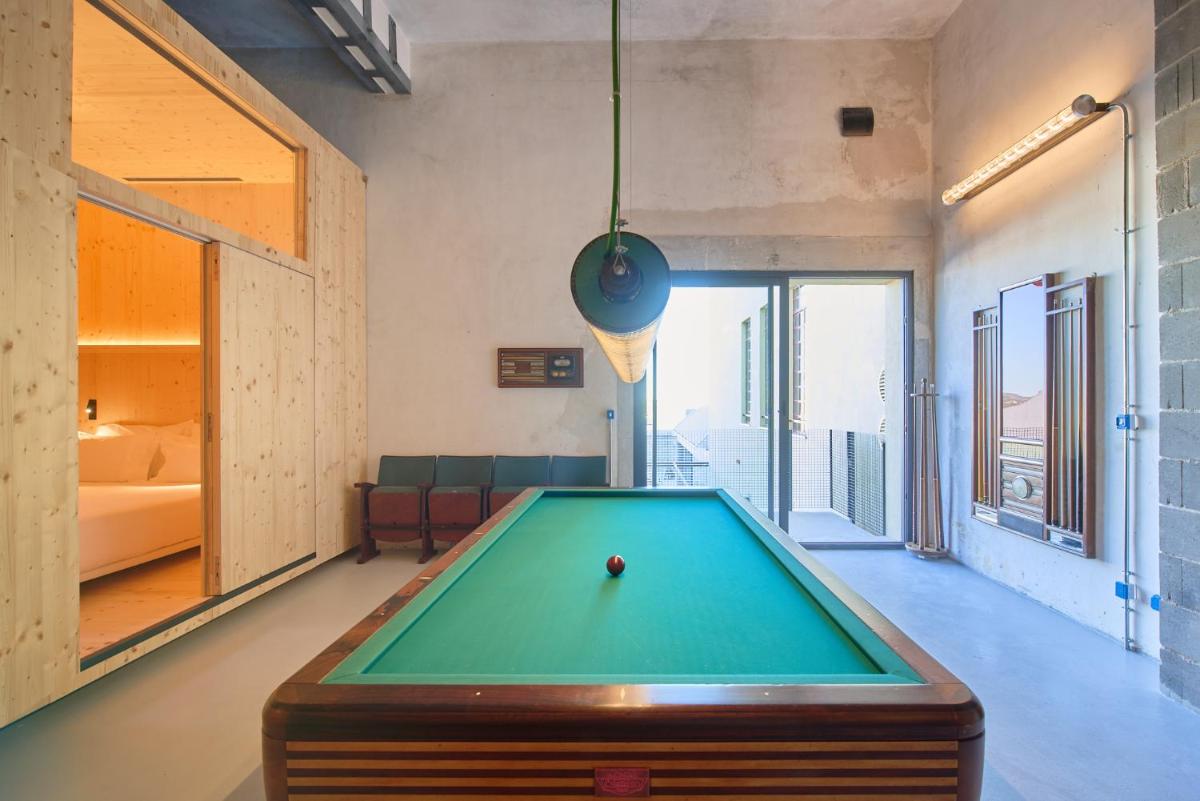 Uma mesa de bilhar em Moagem Industrial Lodge