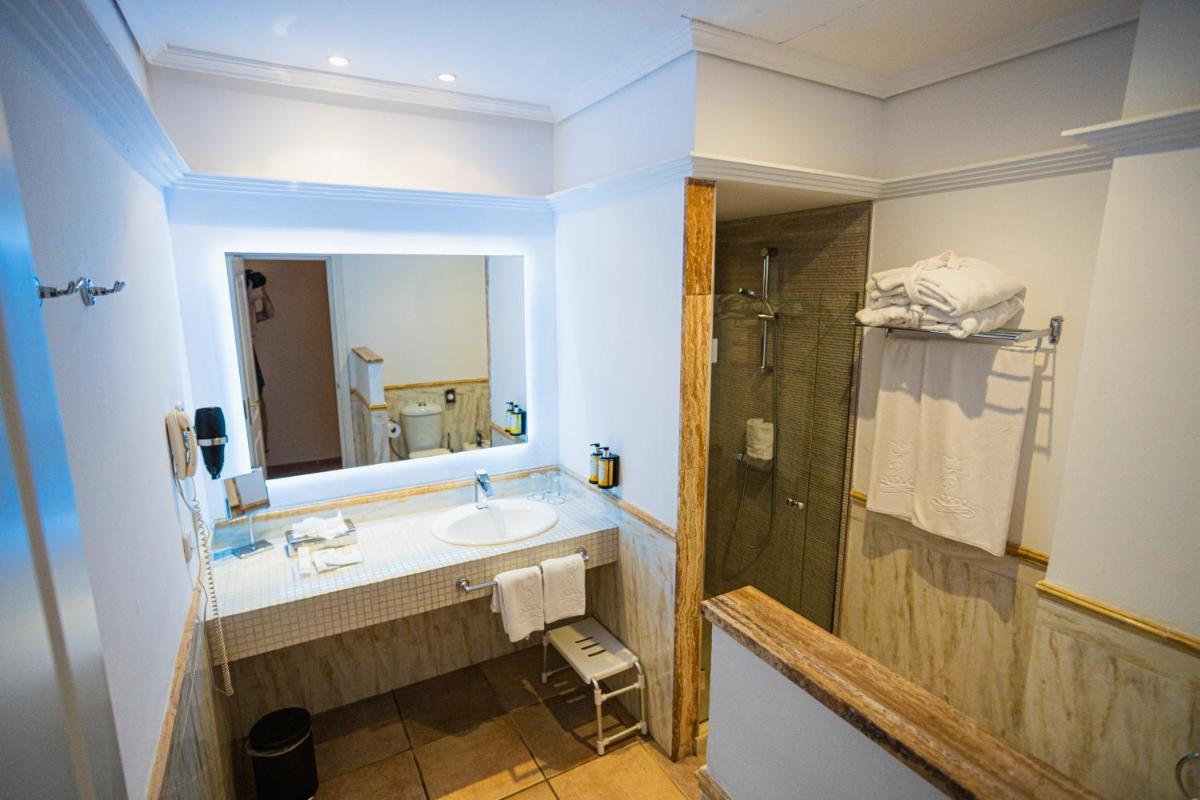 Un baño de Lago Garden Apart-Suites & Spa Hotel