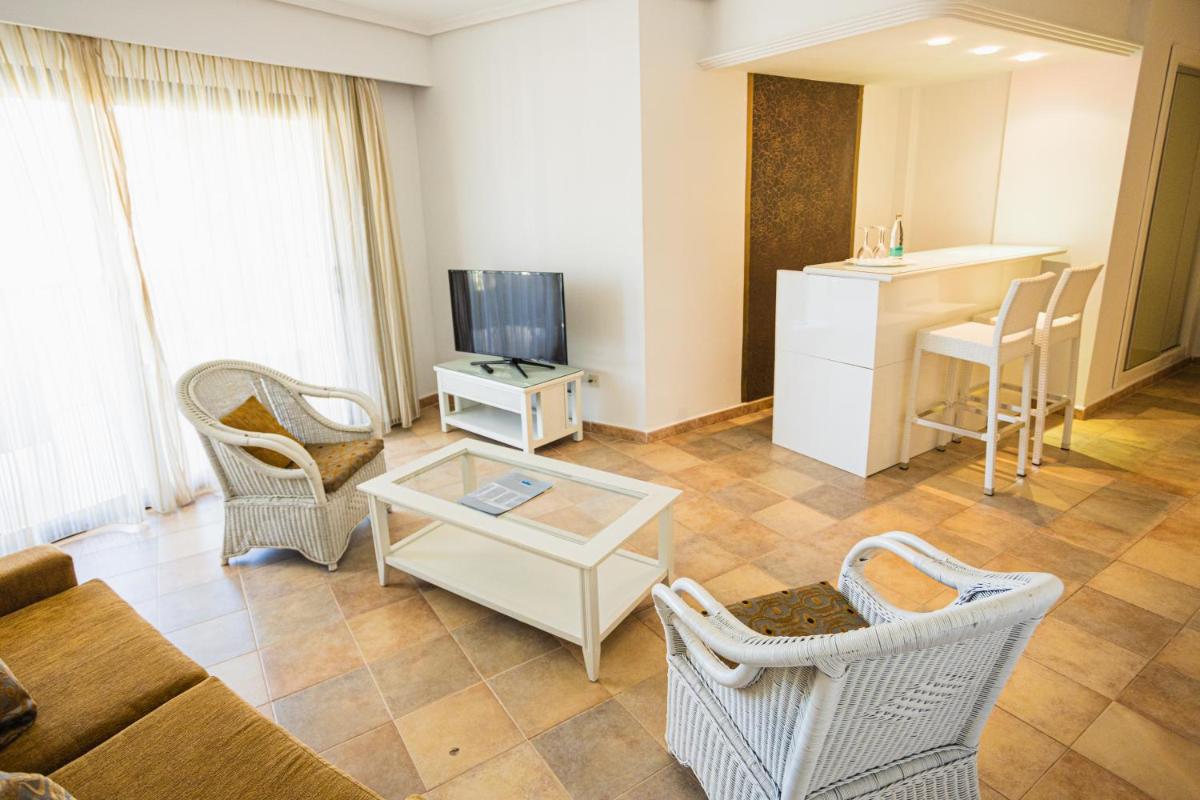 Una televisión o centro de entretenimiento en Lago Garden Apart-Suites & Spa Hotel