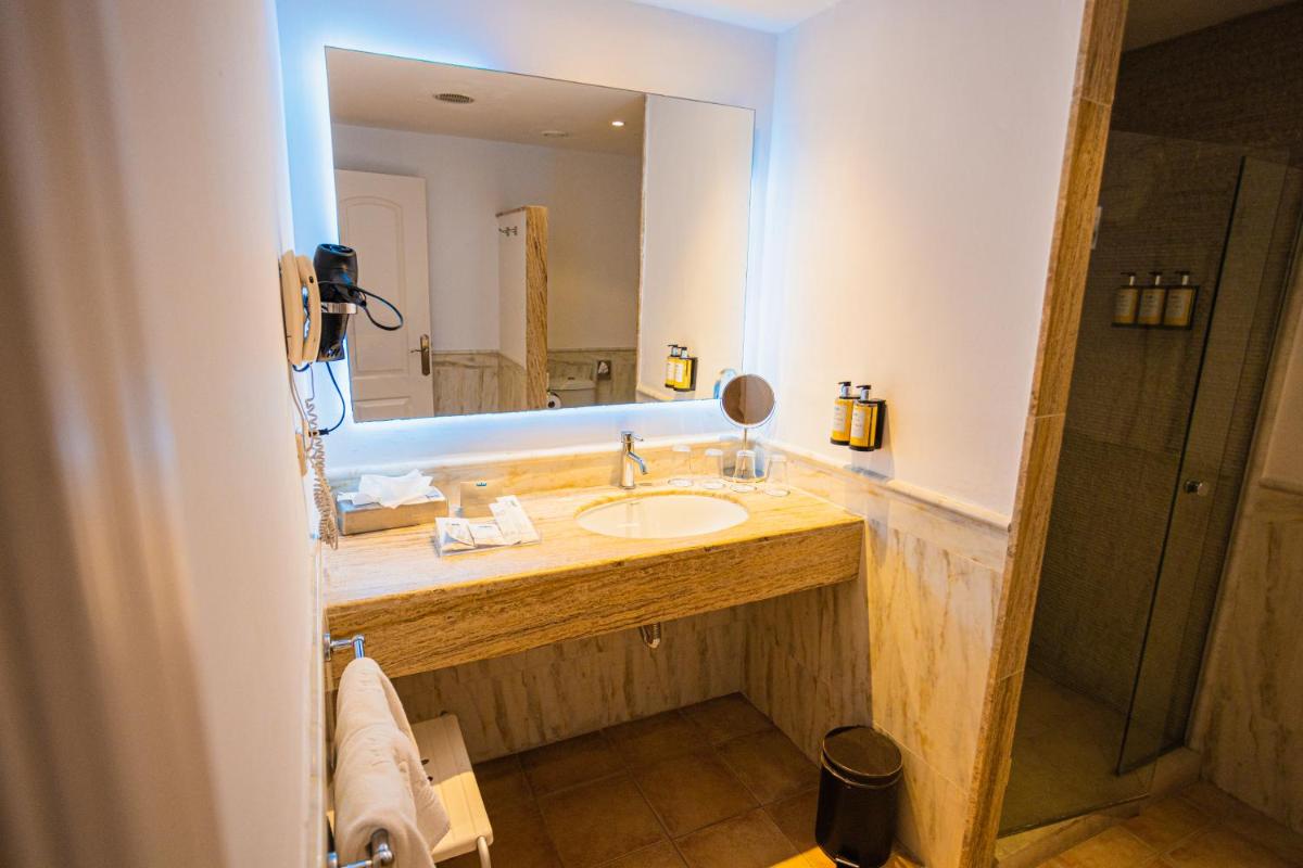 Un baño de Lago Garden Apart-Suites & Spa Hotel