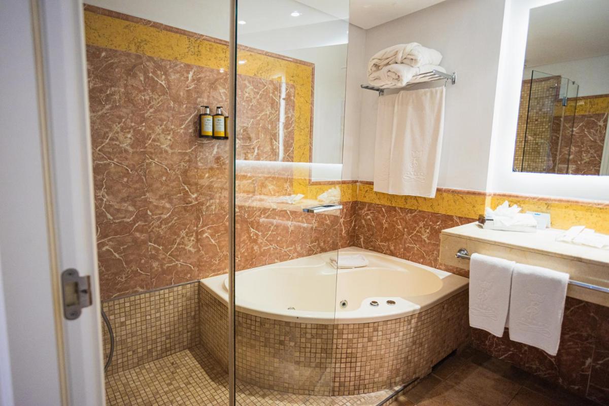 Un baño de Lago Garden Apart-Suites & Spa Hotel