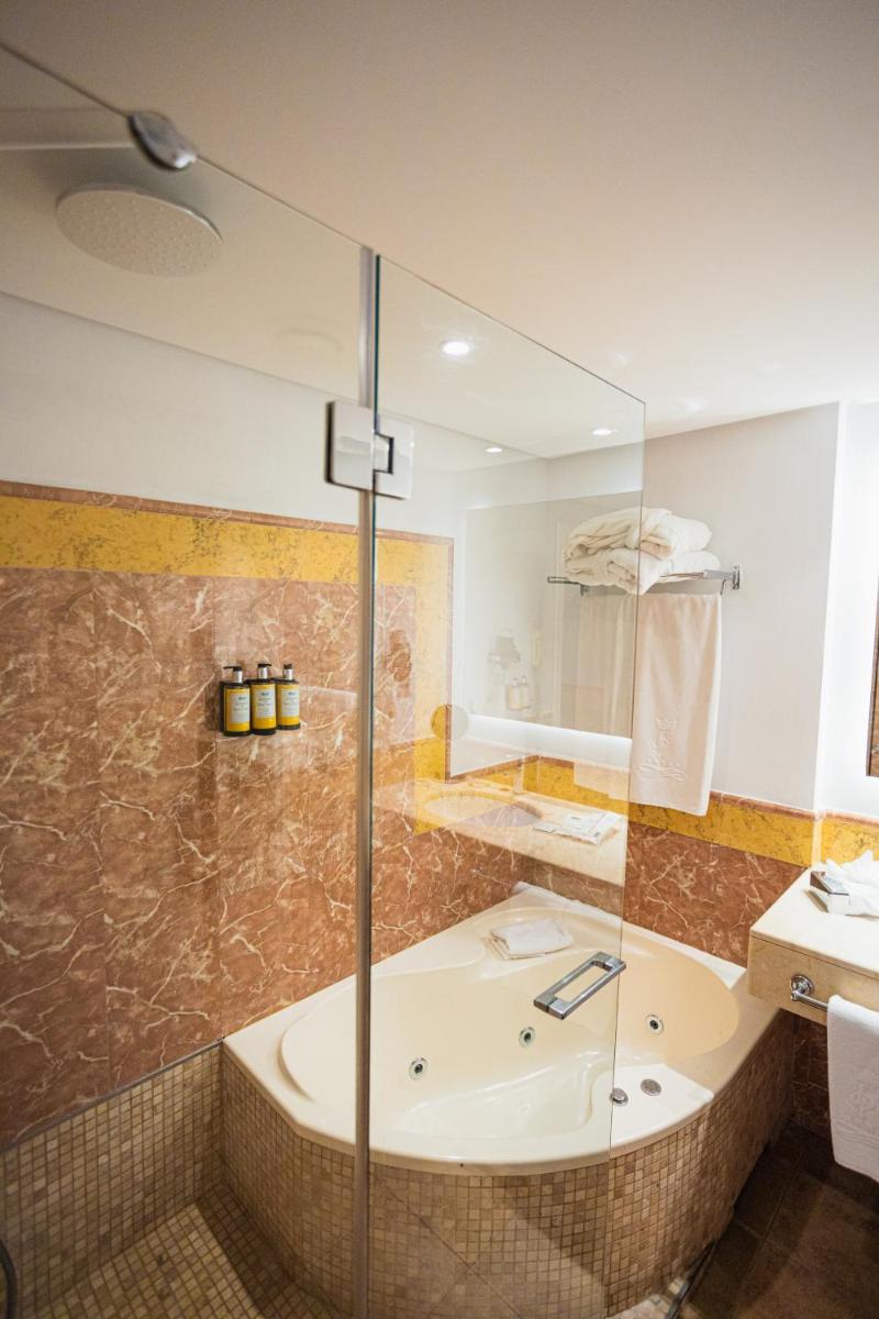 Un baño de Lago Garden Apart-Suites & Spa Hotel