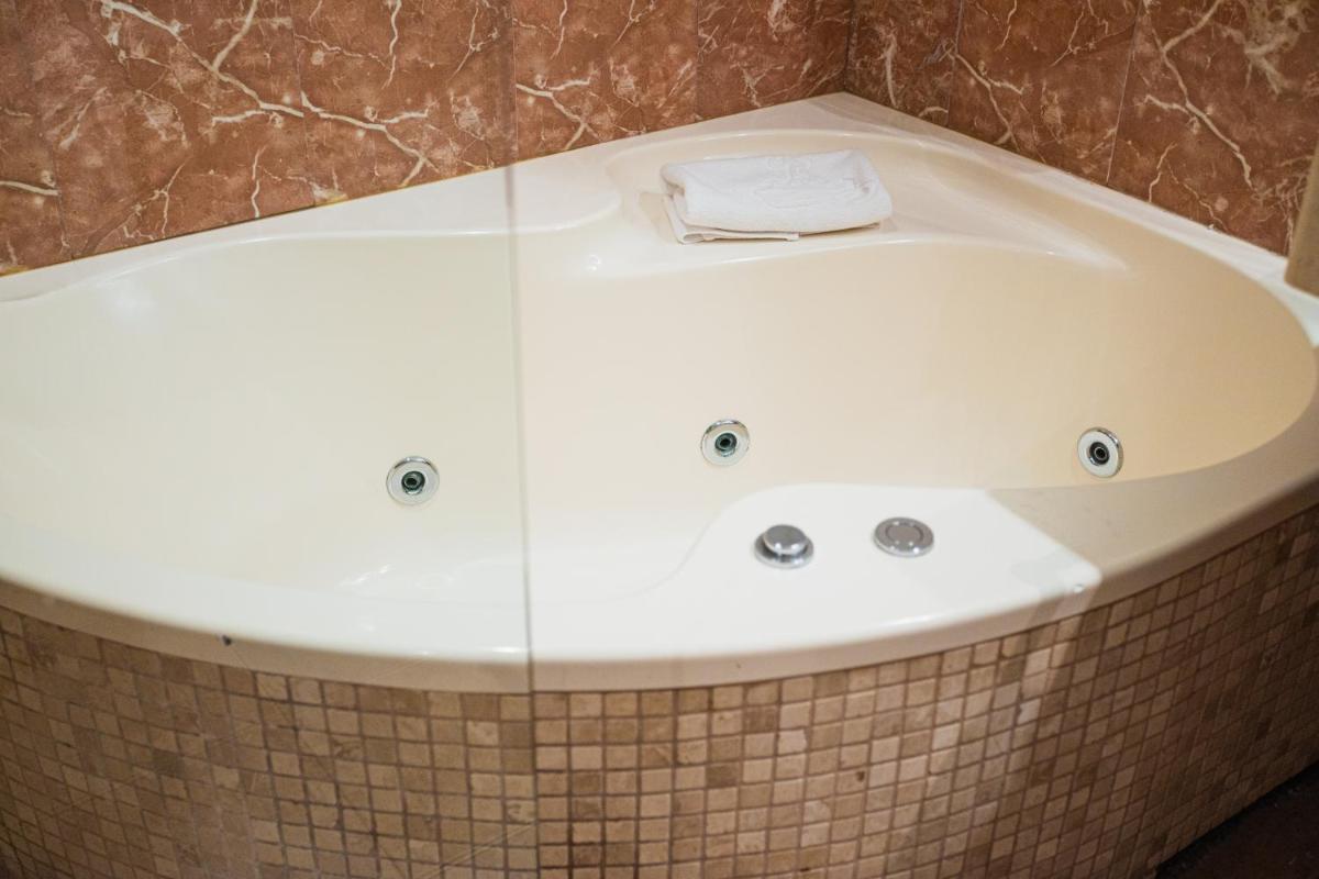 Un baño de Lago Garden Apart-Suites & Spa Hotel
