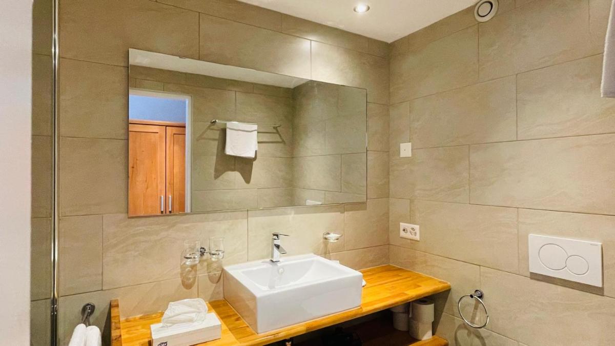 Cresta Hotel - Housity