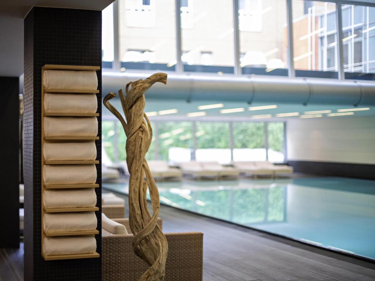 Der Swimmingpool an oder in der Nähe von Pullman Berlin Schweizerhof