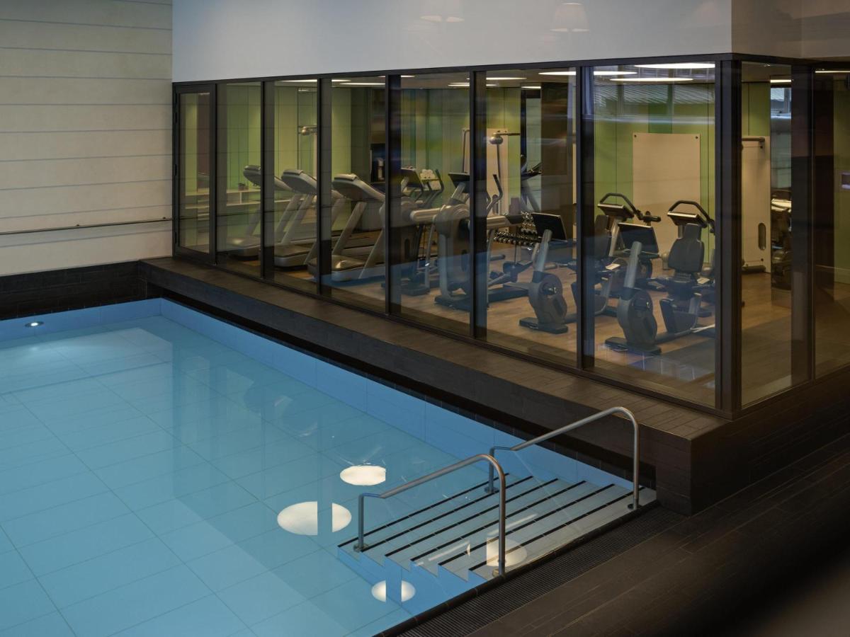 Der Swimmingpool an oder in der Nähe von Pullman Berlin Schweizerhof