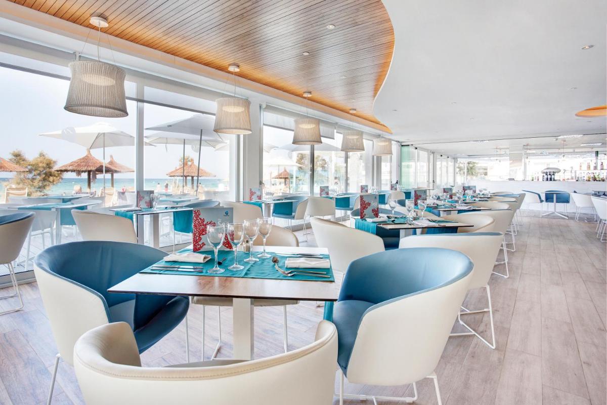 Un restaurante o sitio para comer en The Sea Hotel by Grupotel - Adults Only