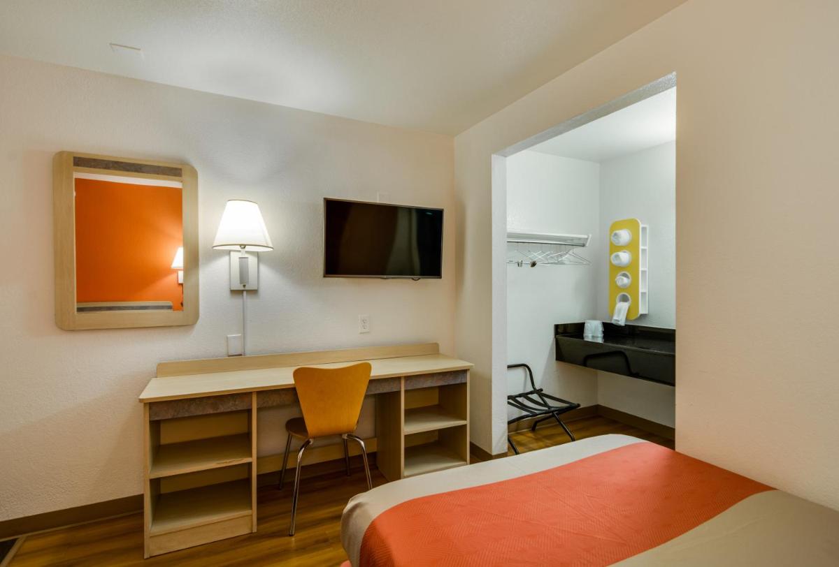 Motel 6-Schiller Park, IL - Chicago O'Hare - Housity
