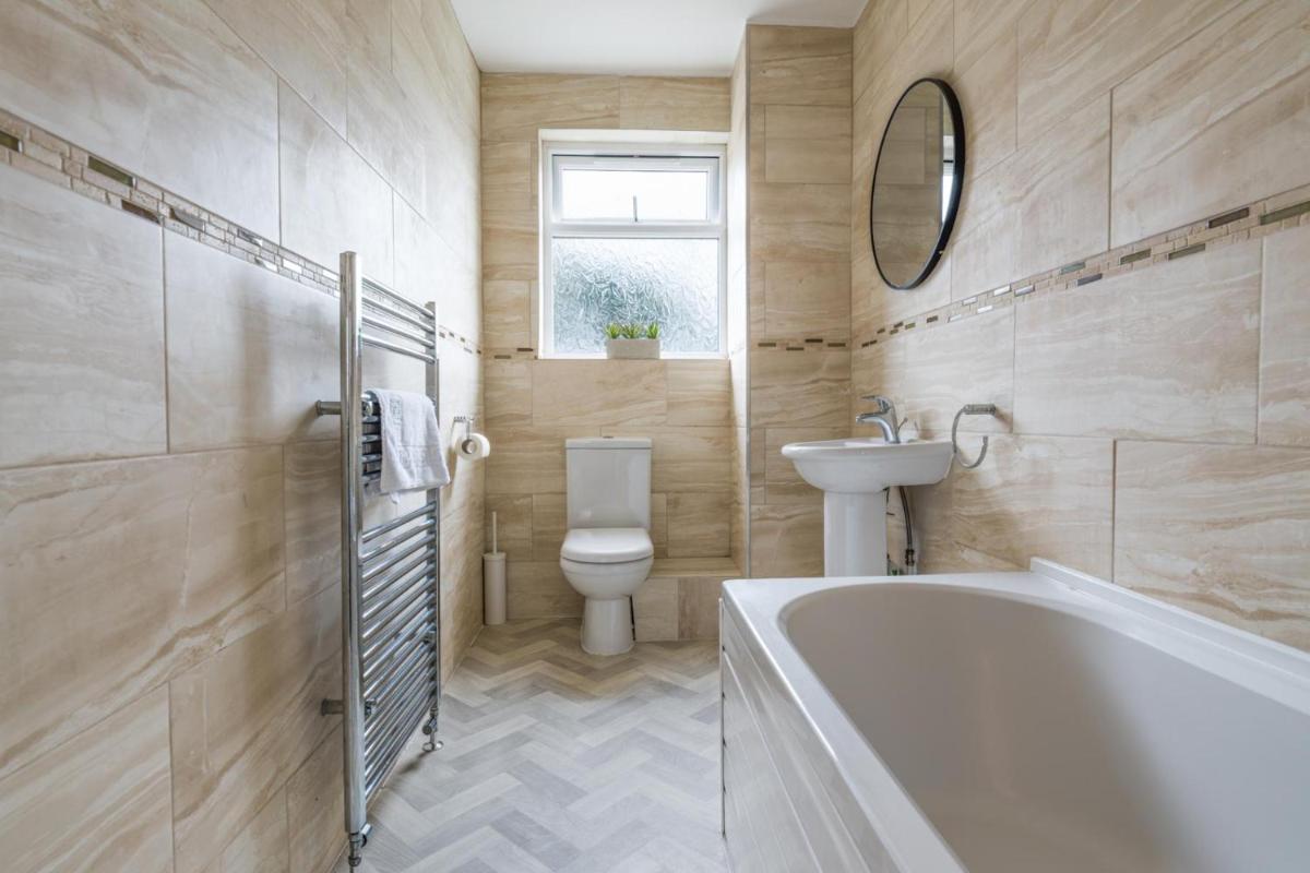 Charming 3-Bed House in Newcastle upon Tyne - Housity