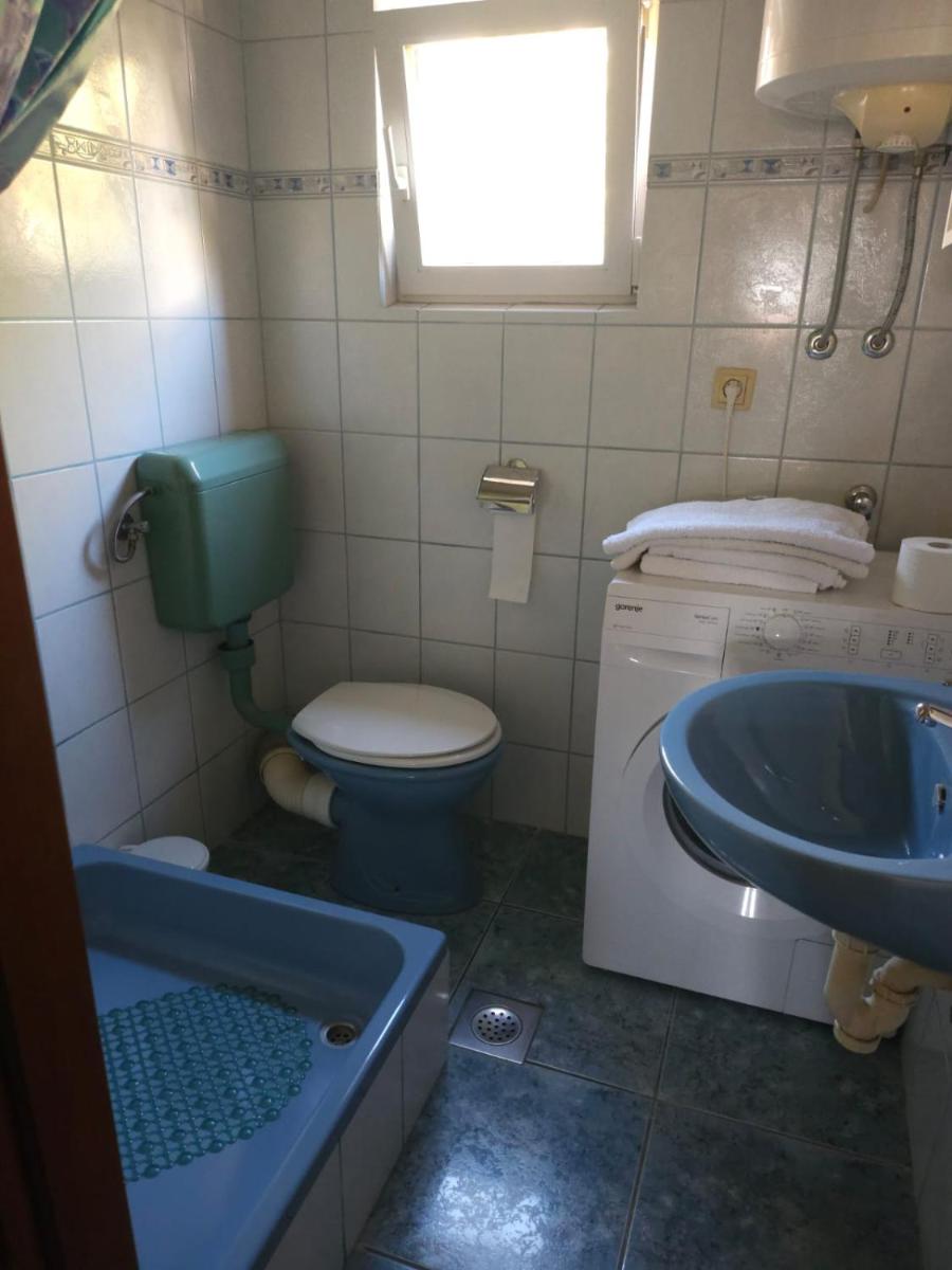 Ana & Stela - Housity