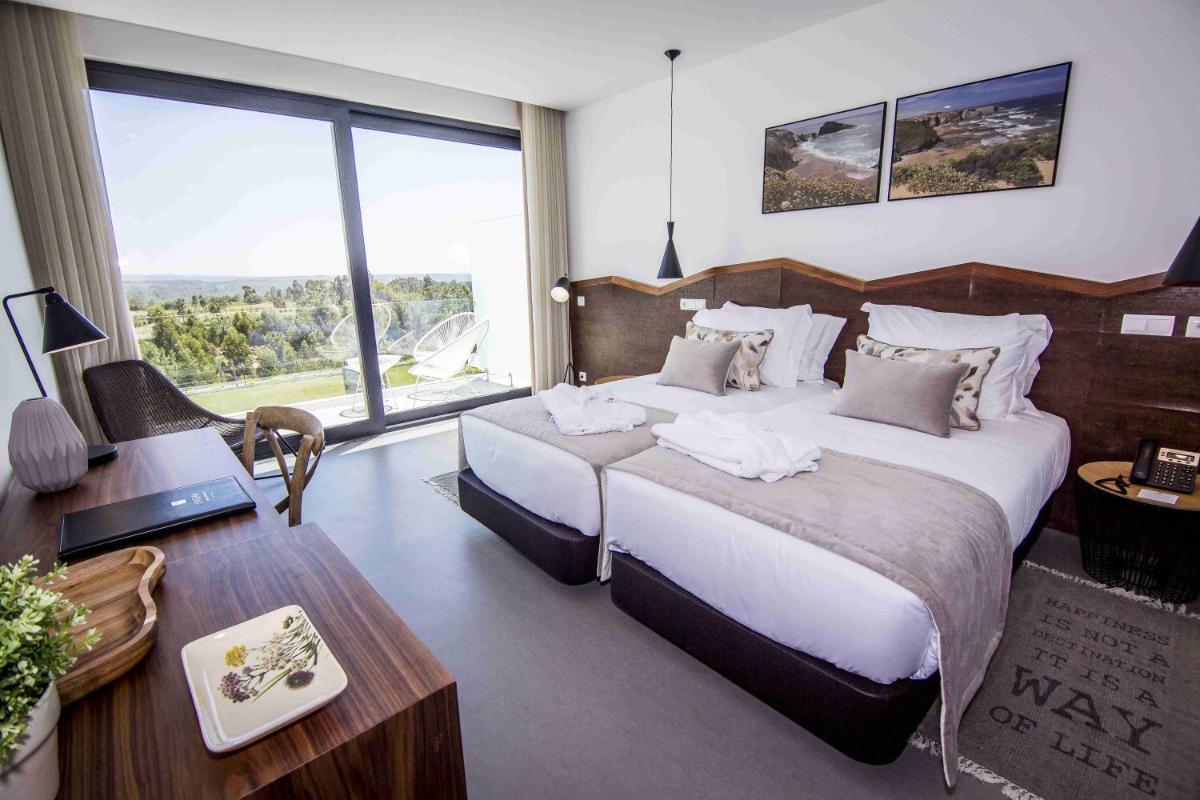 Uma cama ou camas num quarto em Enigma - Nature & Water Hotel