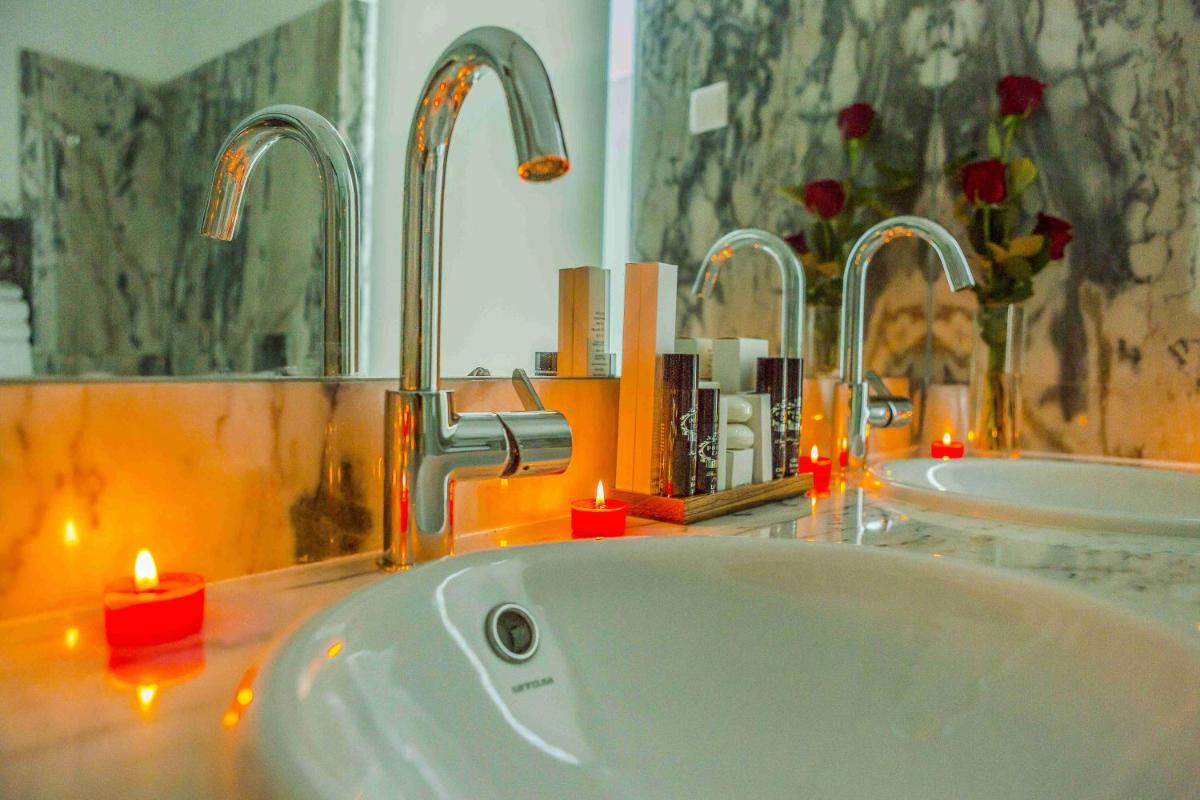 Uma casa de banho em Enigma - Nature & Water Hotel