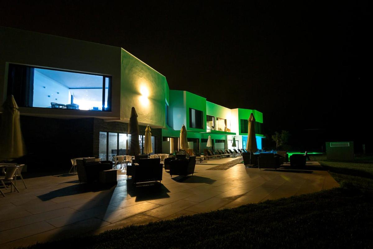 Uma televisão e/ou sistema de entretenimento em Enigma - Nature & Water Hotel