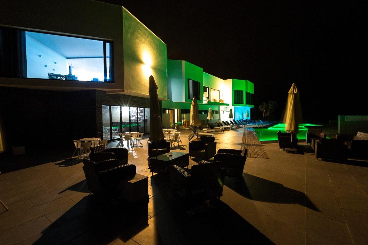 Uma televisão e/ou sistema de entretenimento em Enigma - Nature & Water Hotel