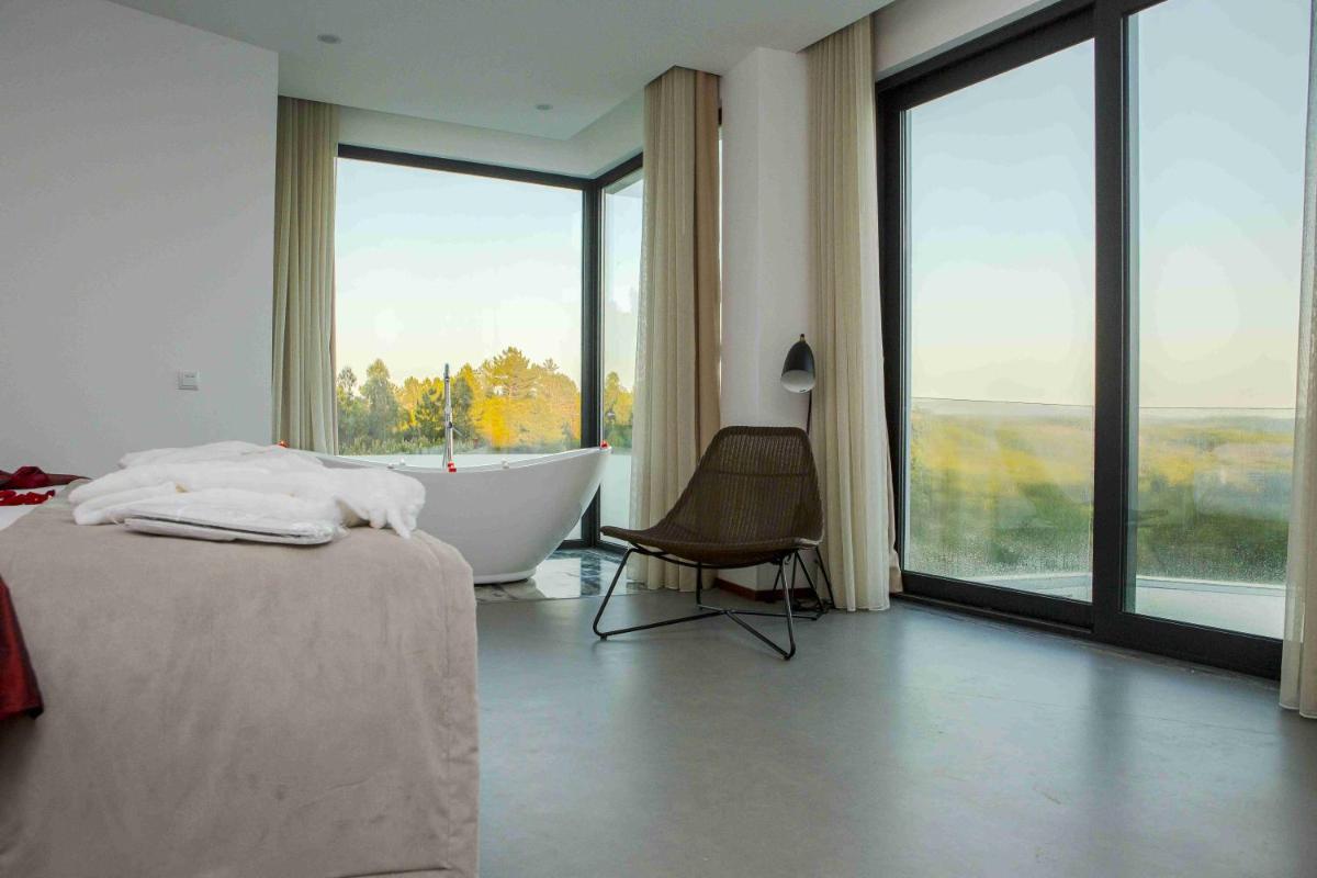 Uma cama ou camas num quarto em Enigma - Nature & Water Hotel