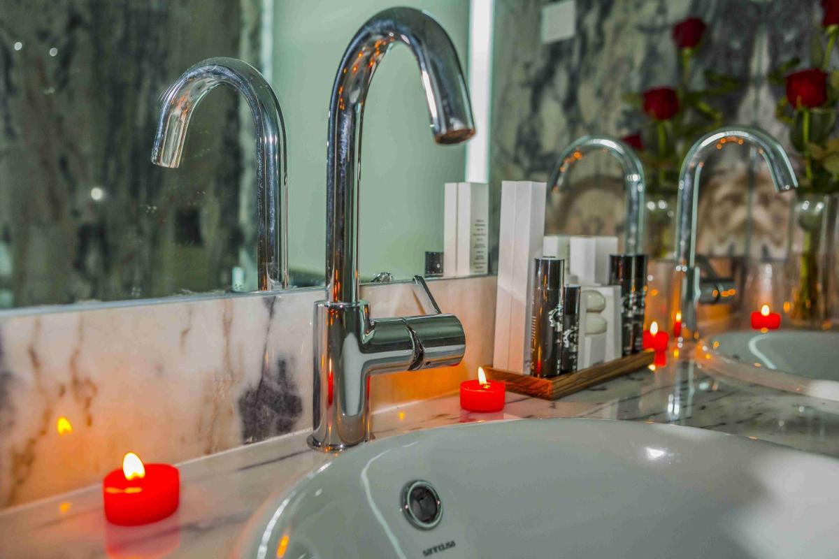 Uma casa de banho em Enigma - Nature & Water Hotel